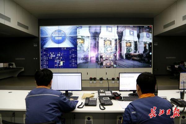 操控大厅内,工作人员通过大屏幕对生产现场各类状态进行远程监控.